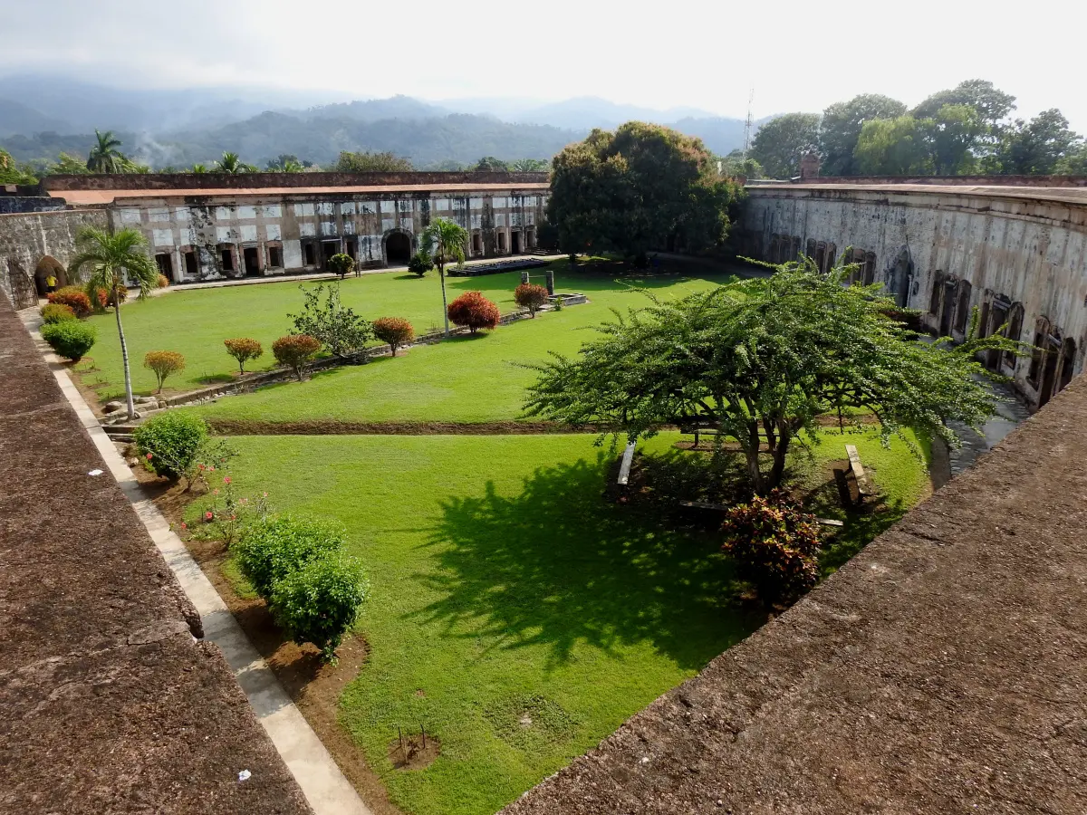 En Omoa se encuentra la Fortaleza de San Fernando, Centro Histórico Nacional de Honduras, considerado el fuerte colonial más grande de Centroamérica.