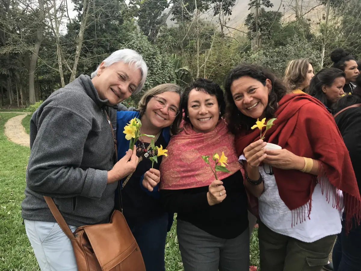 Encuentro de la Red de Mujeres en Conservación, previo al III Congreso Latinoamericano de Áreas Protegidas. Paulina aparece en el centro, con pañuelo rojo, rodeada de maravillosas mujeres de la Red, Lima, Perú. 