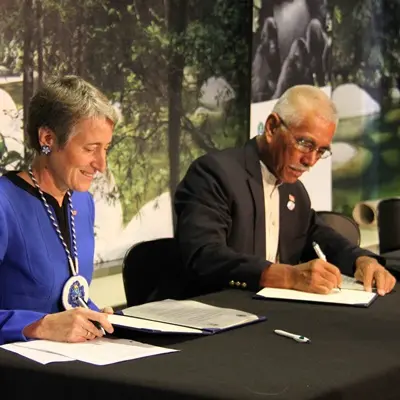 US Secretary of the Interior, Sally Jewell, and President of Kiribati, His Excellency Anote Tong, signing a cooperative agreement to conserve the Phoenix Ocean Arc