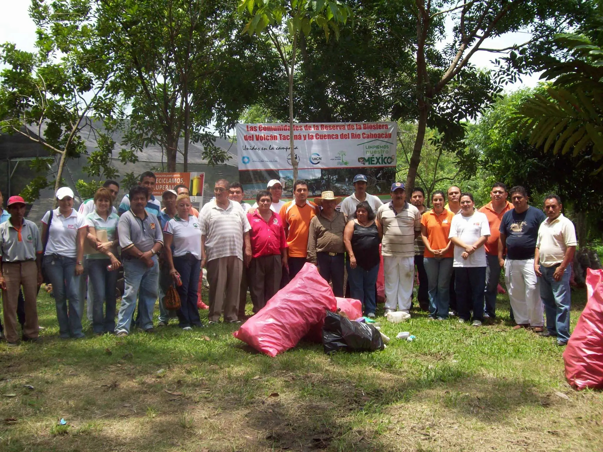 Brigada del Proyecto Cahoacán que participa en la Campaña "Limpiemos Nuestro México".