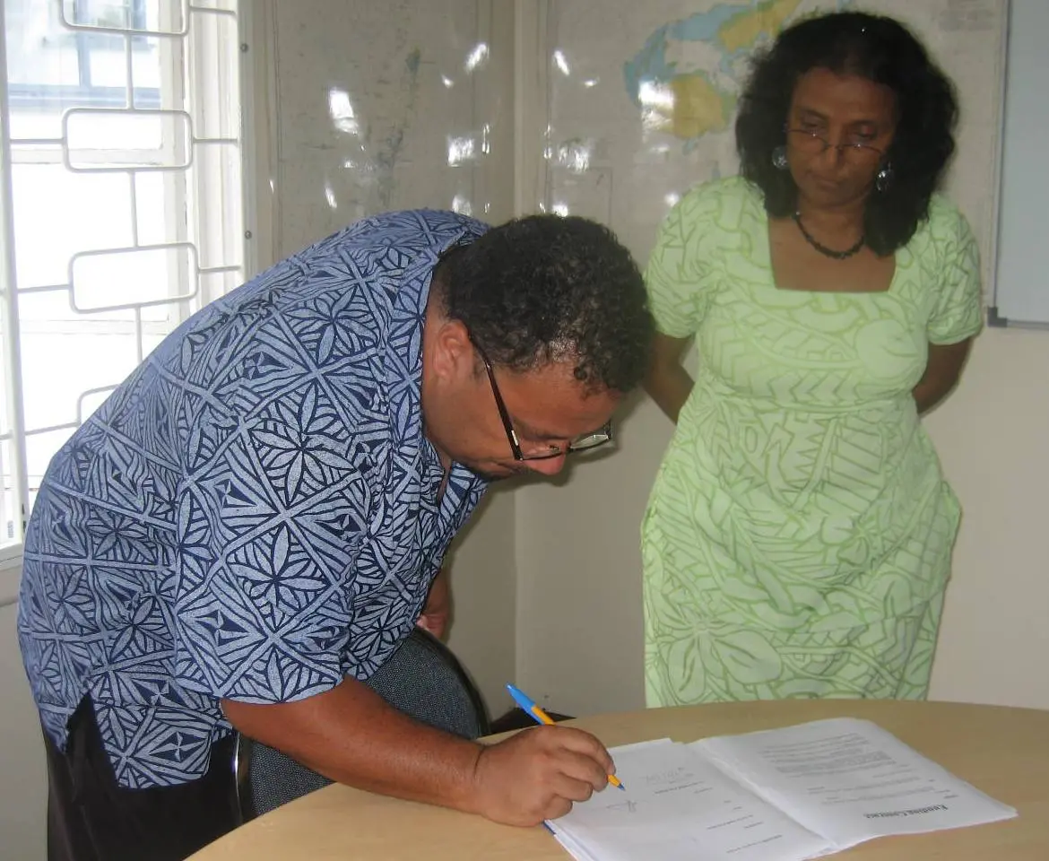 Taholo Kami, IUCN Oceania Regional Director, signing the MESCAL contract.