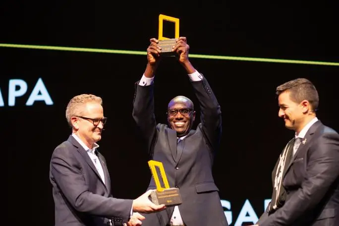 Léonidas Nzigiyimpa receiving the National Geographic award 2018